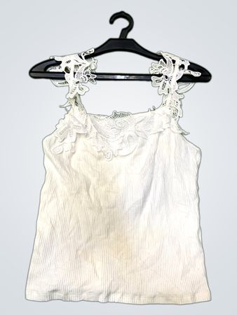 Weißes geripptes Tanktop mit Spitzen-Trägern