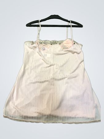 Weißer Slip mit Spitzenverzierung