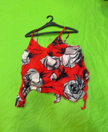Rote Blumenmuster-Top