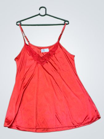 Rotes Slipkleid mit Spitzenbesatz