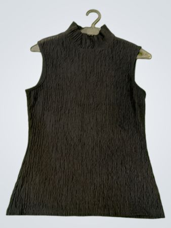 Schwarzes ärmelloses Top mit Mock-Neck
