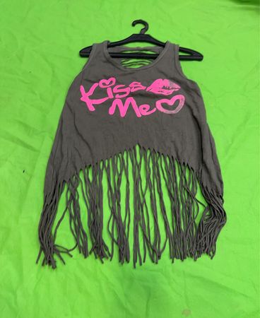Graues Tanktop mit Fransen und "Kiss Me"-Grafik
