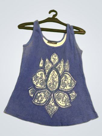 Blaues Tanktop mit floralem Design