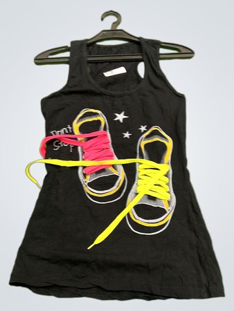 Schwarzes Tanktop mit Schuhgrafik