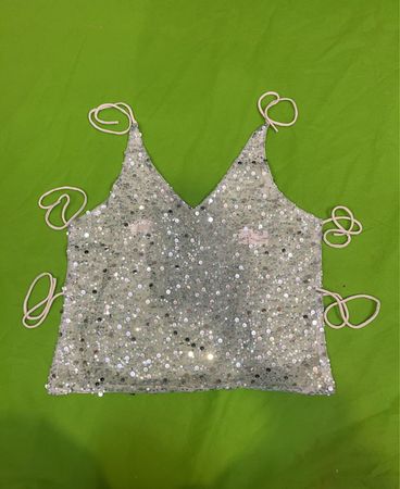 Upcycled Pailletten-Cami-Top mit weißen Bändern