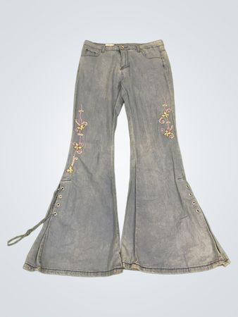 Upcycled Light Wash Bell-Bottom-Jeans mit floralem Stickerei und Schnürdetail