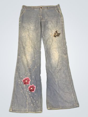 Jeans de boca de sino reciclados com bordado de borboleta e flor