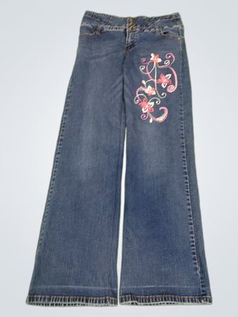 Aufgewertete blaue Jeans mit pinkem Blumenmuster