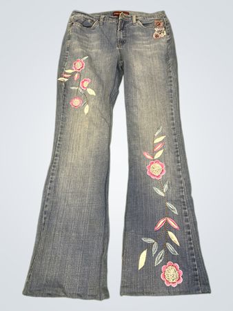 Upcycled ONES WEAR JEANS Damen gestickte Schlagjeans