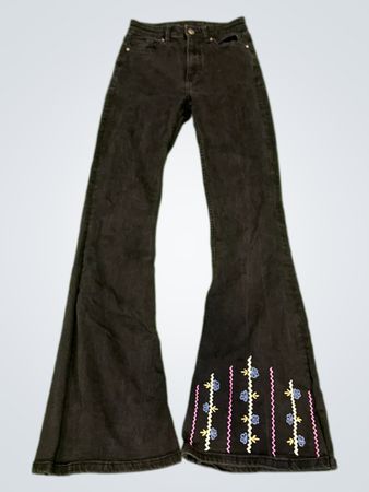 Upcycled Bershka Sofia Schwarze Bestickte Schlagjeans