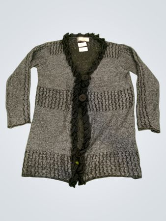 Paco Boutique Clothing Company grauer Cardigan mit Rüschensaum und Knöpfen