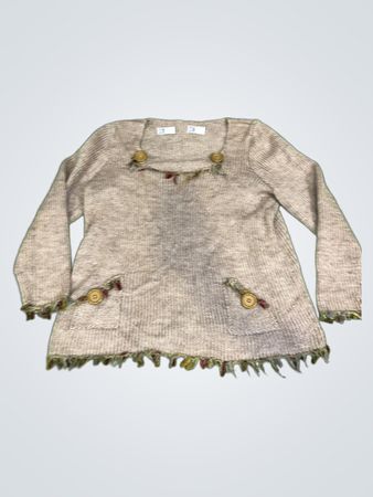 Beiger Strickpullover mit Holzknöpfen und fransigem Saum