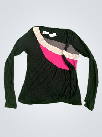 Schwarzes langärmliges Oberteil mit rosa, grauen und weißen diagonalen Streifen