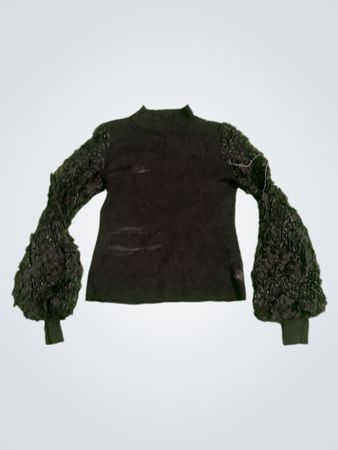 Schwarzes Top mit Mock-Neck und strukturierten Ballonärmeln