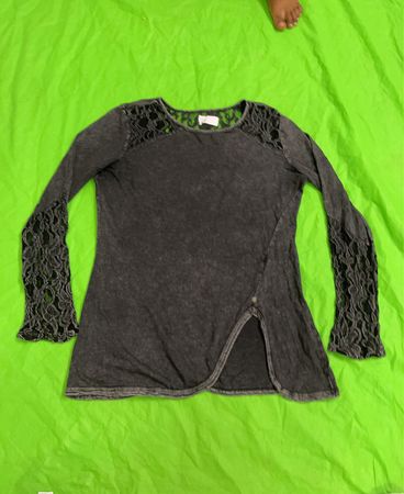 Langarm-Top mit SpitzenDetails