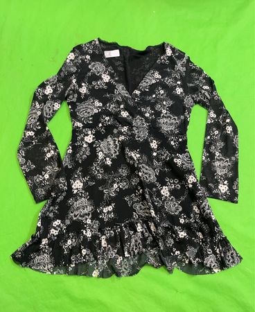 Schwarzes Blumenmuster Rüschenskleid