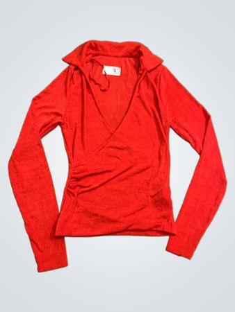 Rotes langärmeliges Wickeloberteil