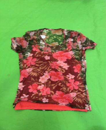 Transparentes Blumenmuster-Oberteil mit korallenfarbener Camisole