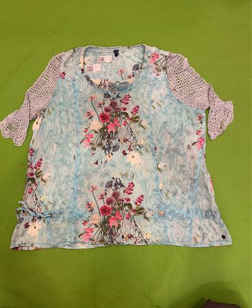 CECIL Damenoberteil in Hellblau mit Blumenmuster und gehäkelten Ärmeln