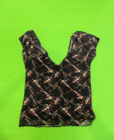 Schwarzes Oberteil mit Blumenmuster