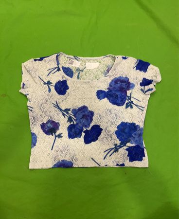 Weißes und blaues Spitzentop