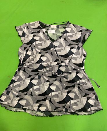 BIAGGINI Damen Wickeloberteil mit schwarz-weißem geometrischem Muster