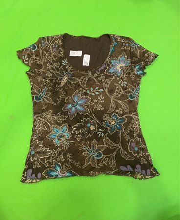 Braunes Top mit kurzem Arm und floralem Muster