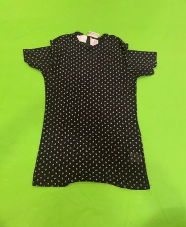 Schwarzes Kleid mit weißem Muster