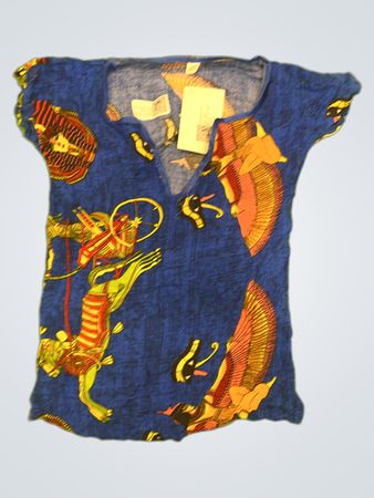 Blaues T-Shirt mit ägyptischen Hieroglyphen