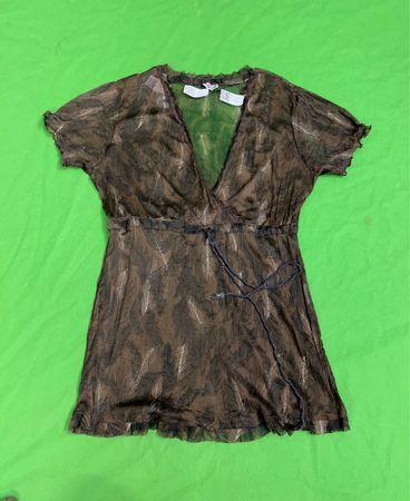 Street One braunes Mini-Kleid mit Federn-Print, transparentem V-Ausschnitt