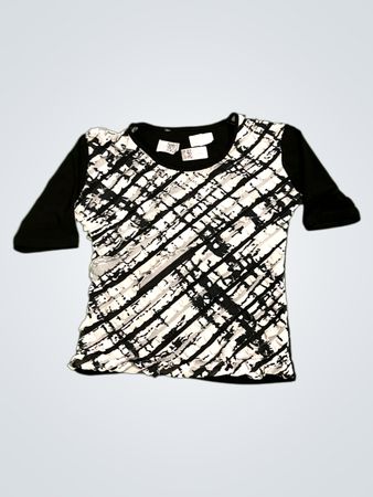 Schwarz-weiß gemustertes T-Shirt