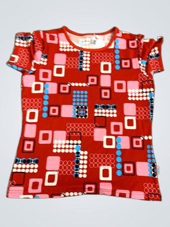 Rotes T‑Shirt mit rosa-blauem geometrischem Muster