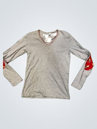 UNDERCOLORS OF BENETTON. Graues Langarmshirt mit roter Einfassung und Ellbogenpatches