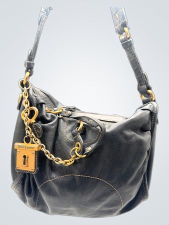 Juicy Couture Schwarze Leder Schultertasche mit Schloss-Anhänger