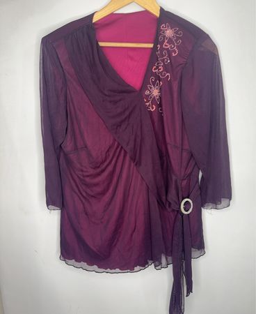 Lila durchsichtige Überbluse mit verziertem Blumenmuster und Bindedetail