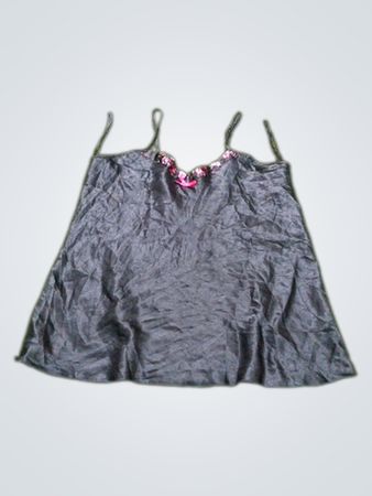 Gute Nacht Schwarzes Satin-Nachtkleid mit rosa Blumenbesatz