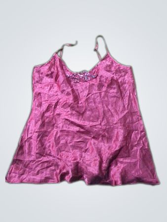 Chemise de nuit en satin bordeaux avec décolleté orné.
