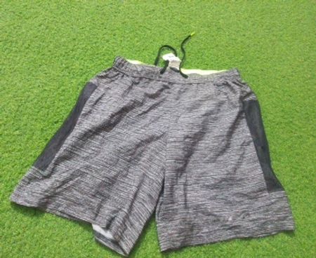 Graue Sportshorts mit schwarzen Einsätzen