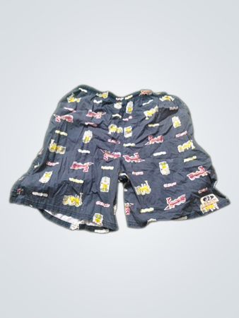 Shorts mit wiederholendem Muster aus Bierkrügen und Schriftzug
