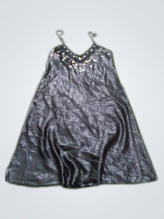 Schwarzes Satin-Nachthemd mit Verzierungen