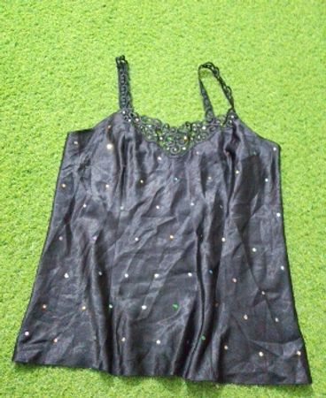 Schwarzes Camisole mit Perlenbesatz