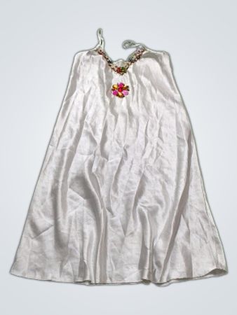 Weißes Slipdress mit Blumenverzierung