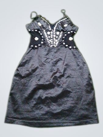 Schwarzes Slipkleid mit Verzierungen