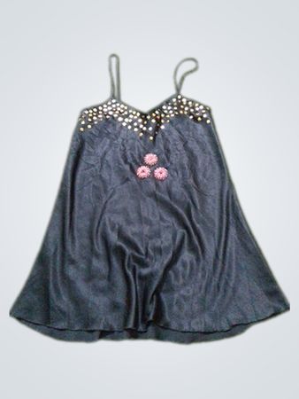 Schwarzes Slipkleid mit Blumenverzierungen