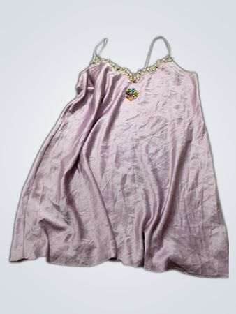 Fliederfarbenes Slip-Kleid mit Verzierungen