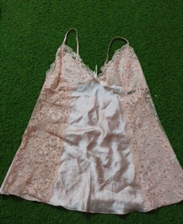 Rosa Slipkleid mit Spitzenbesatz