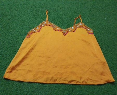 Orangefarbene Camisole mit Perlenbesatz