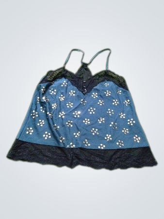 Teal- und schwarze Spitzenträgerin mit Verzierungen