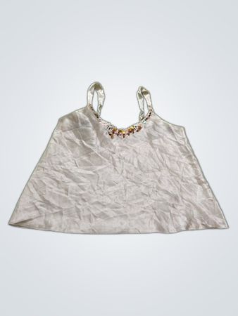 Weiße Camisole mit perlenbesetztem Ausschnitt
