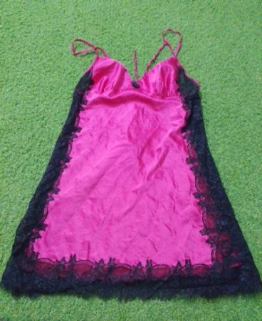 Rosa und schwarze Spitzen-Nachthemd